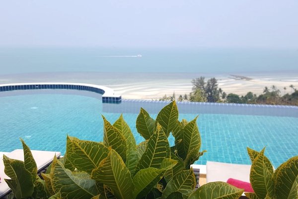 Koh Samui Sunset Villa — terrace view over the infinity pool